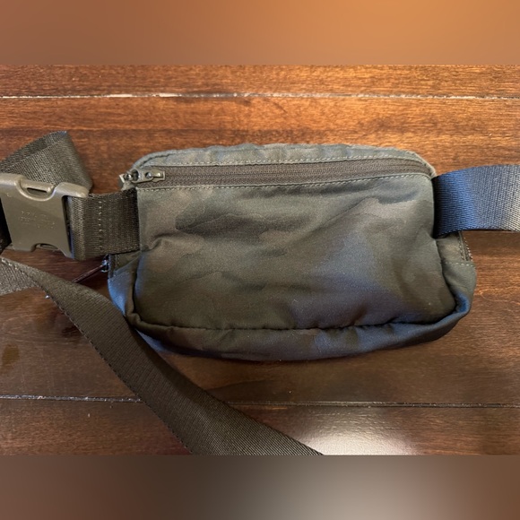 NWOT Lululemon Everywhere Belt Bag Green Camo Unisex - Picture 7 of 7